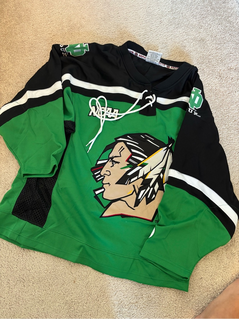 Vintage North Dakota Fighting Sioux in mint condition. Rare